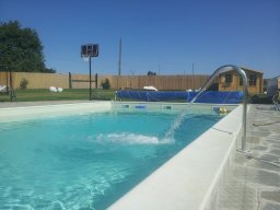 piscina con scalinata in opera